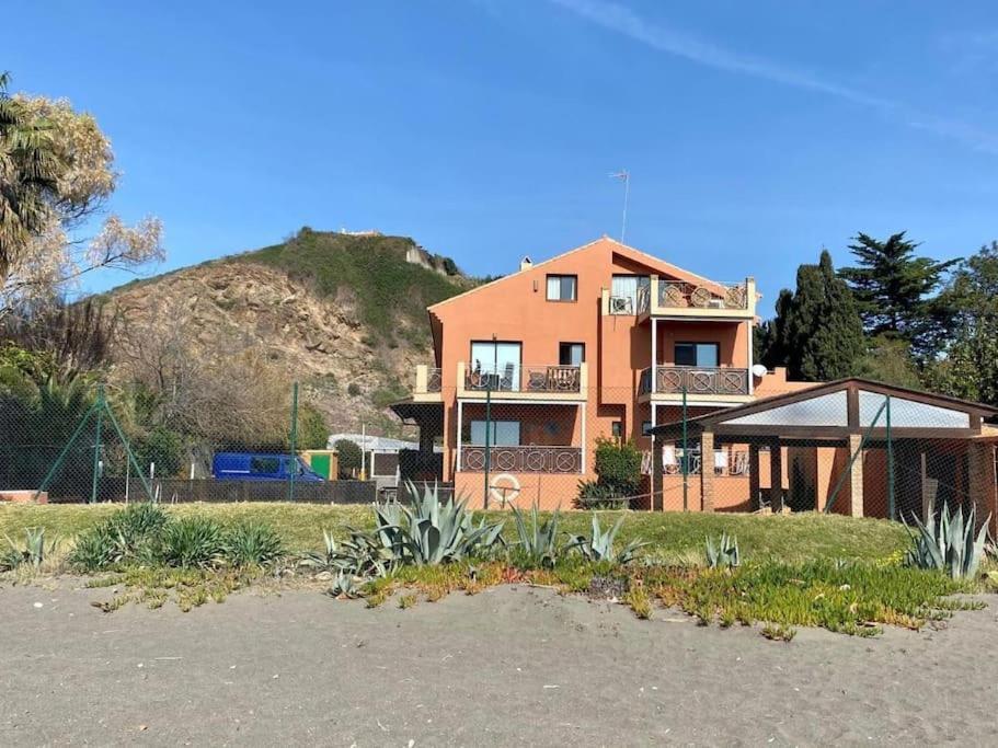 Exclusive Beachfront Penthouse Apartment *
